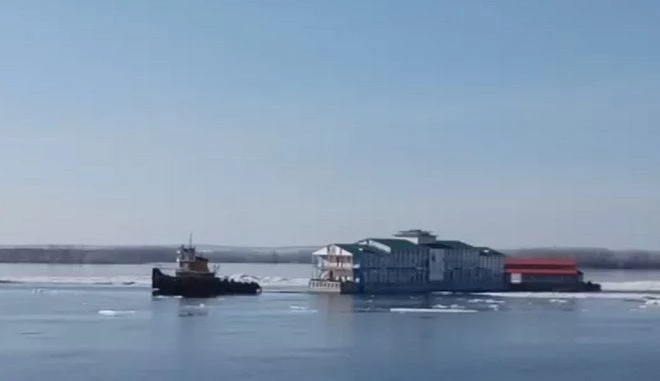 Εστιατόριο πηγαίνει «βόλτα» σε ποτάμι -Έπαθαν σοκ οι πελάτες (βίντεο)